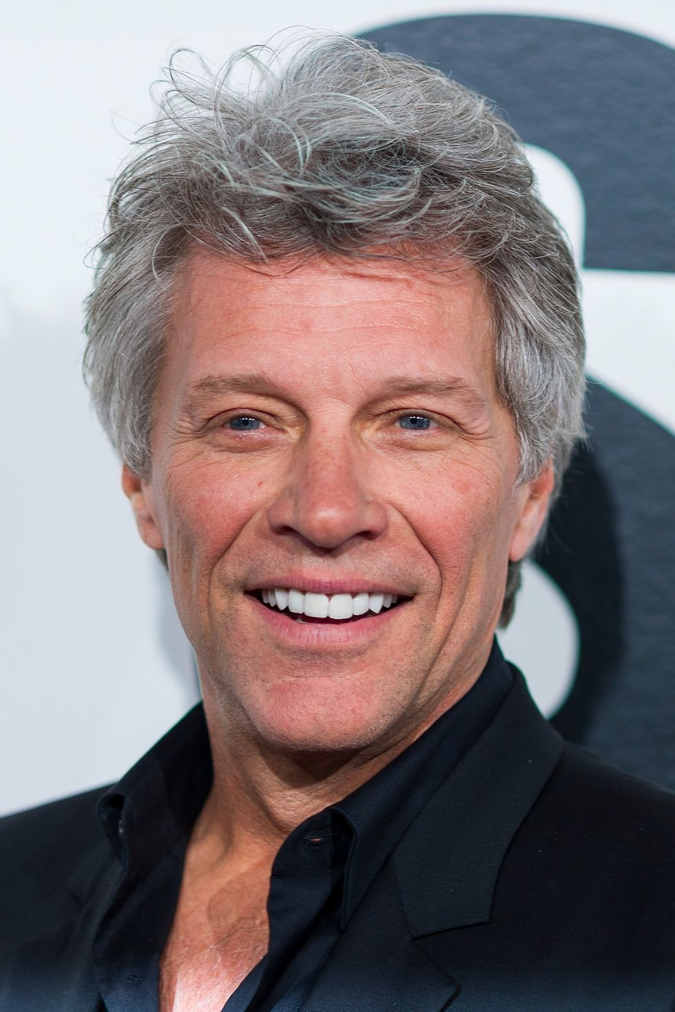 Jon Bon Jovi ;17 Famosos a los que las canas les sientan de maravilla