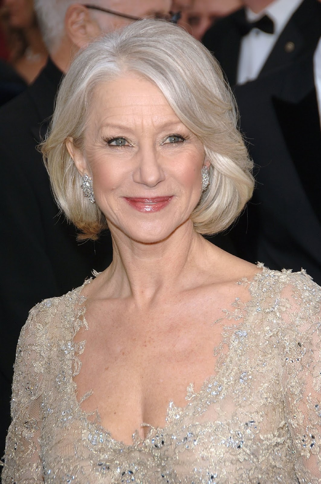 Helen Mirren ;17 Famosos a los que las canas les sientan de maravilla