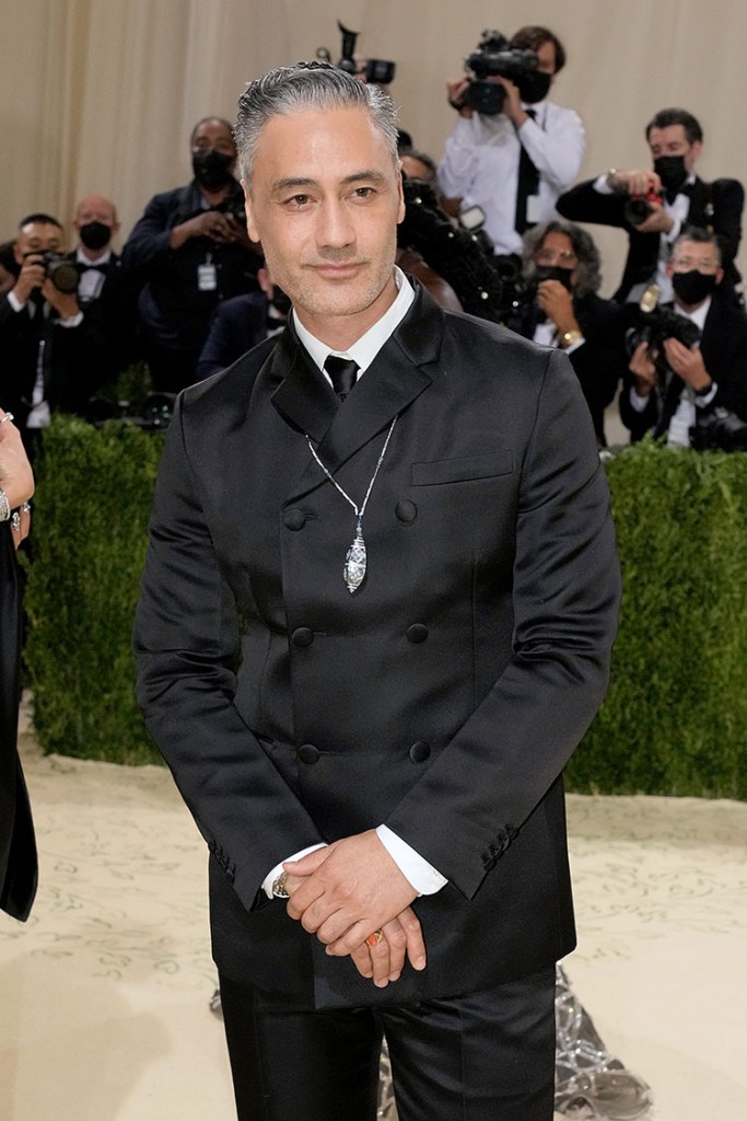 Taika Waititi ;17 Famosos a los que las canas les sientan de maravilla