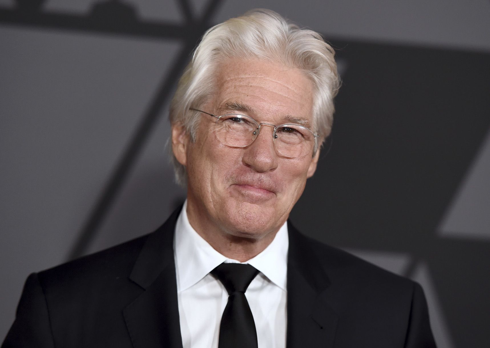 Richard Gere ;17 Famosos a los que las canas les sientan de maravilla