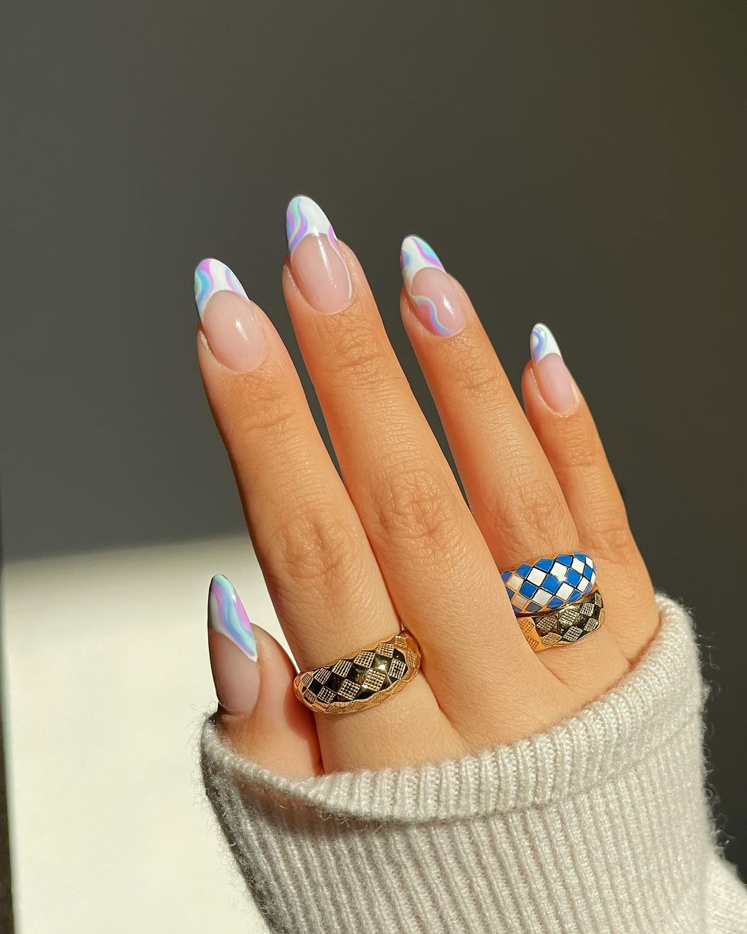 Manicura francesa blanca con líneas de colores ;19 Ideas para una manicura en tonos pastel que te alegrarán el día
