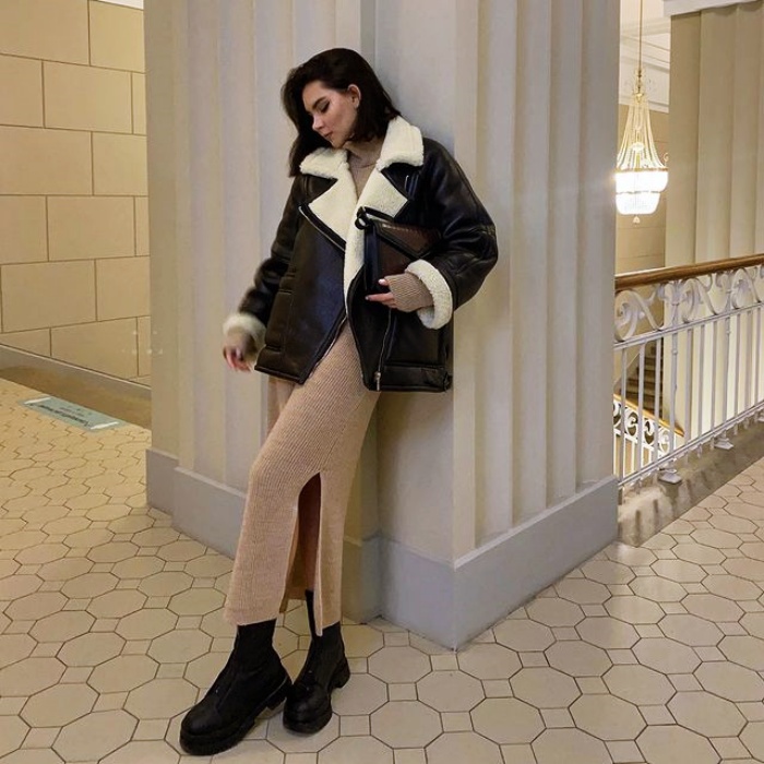 chica, chava usando una chamarra acolchada, chaqueta acolchada con cabello largo, corto, oscuro, rubio, castaño, jeans, leggins, pantalones, tenis, lentes de sol, botas, suéter rosa, celeste