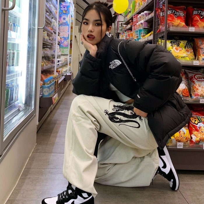 chica, chava usando una chamarra acolchada, chaqueta acolchada con cabello largo, corto, oscuro, rubio, castaño, jeans, leggins, pantalones, tenis, lentes de sol, botas, suéter rosa, celeste