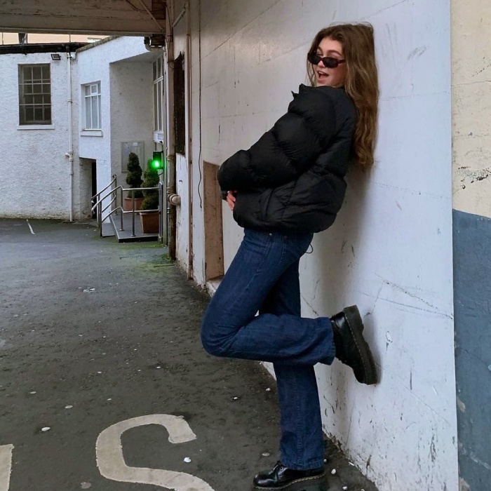 chica, chava usando una chamarra acolchada, chaqueta acolchada con cabello largo, corto, oscuro, rubio, castaño, jeans, leggins, pantalones, tenis, lentes de sol, botas, suéter rosa, celeste
