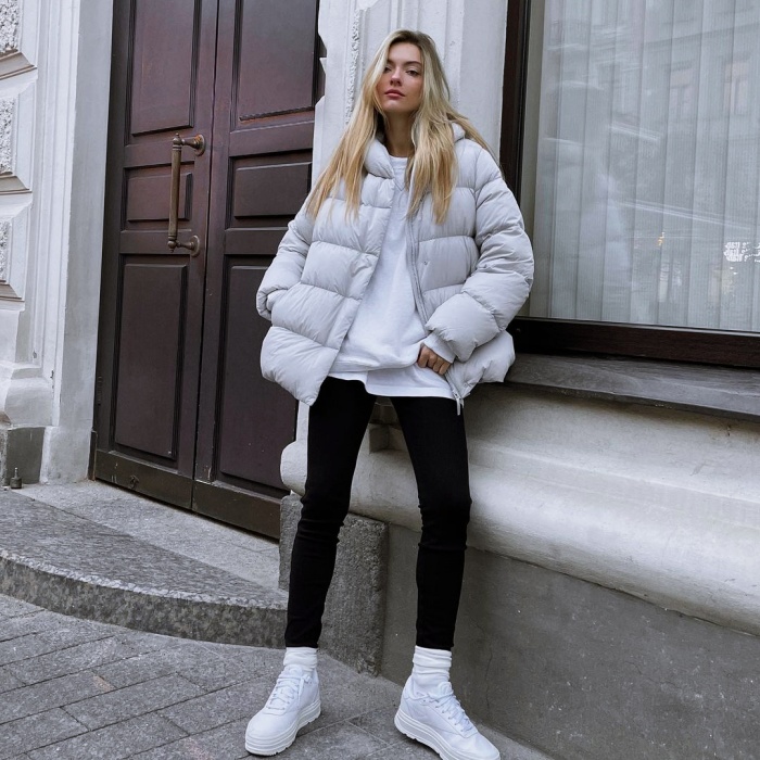 chica, chava usando una chamarra acolchada, chaqueta acolchada con cabello largo, corto, oscuro, rubio, castaño, jeans, leggins, pantalones, tenis, lentes de sol, botas, suéter rosa, celeste