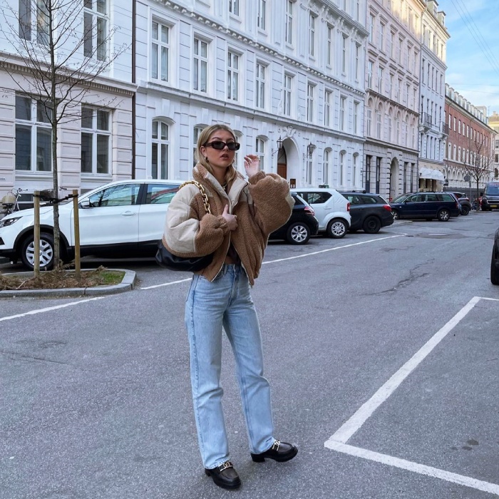 chica, chava usando una chamarra acolchada, chaqueta acolchada con cabello largo, corto, oscuro, rubio, castaño, jeans, leggins, pantalones, tenis, lentes de sol, botas, suéter rosa, celeste