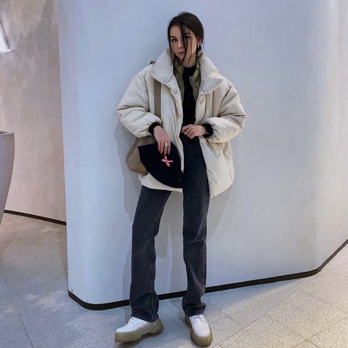 chica, chava usando una chamarra acolchada, chaqueta acolchada con cabello largo, corto, oscuro, rubio, castaño, jeans, leggins, pantalones, tenis, lentes de sol, botas, suéter rosa, celeste