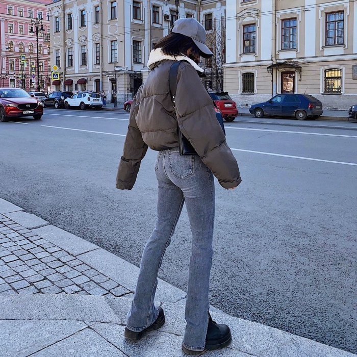 chica, chava usando una chamarra acolchada, chaqueta acolchada con cabello largo, corto, oscuro, rubio, castaño, jeans, leggins, pantalones, tenis, lentes de sol, botas, suéter rosa, celeste