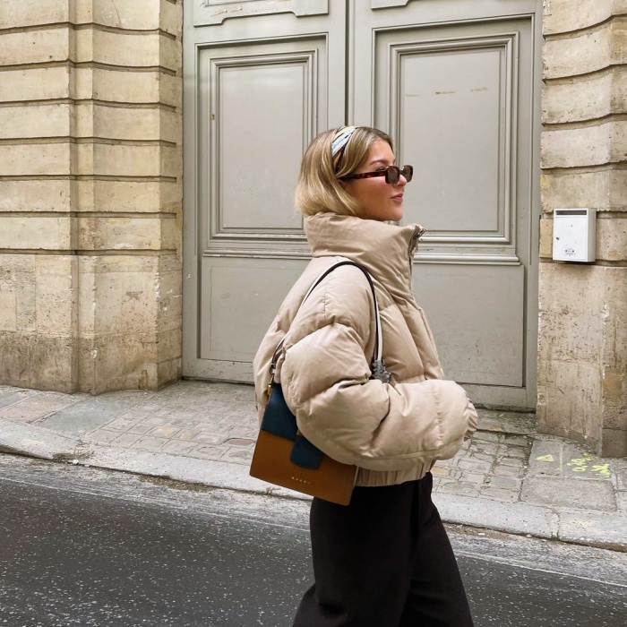 chica, chava usando una chamarra acolchada, chaqueta acolchada con cabello largo, corto, oscuro, rubio, castaño, jeans, leggins, pantalones, tenis, lentes de sol, botas, suéter rosa, celeste