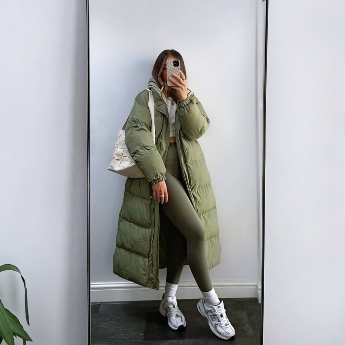 chica, chava usando una chamarra acolchada, chaqueta acolchada con cabello largo, corto, oscuro, rubio, castaño, jeans, leggins, pantalones, tenis, lentes de sol, botas, suéter rosa, celeste