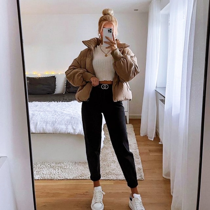 chica, chava usando una chamarra acolchada, chaqueta acolchada con cabello largo, corto, oscuro, rubio, castaño, jeans, leggins, pantalones, tenis, lentes de sol, botas, suéter rosa, celeste