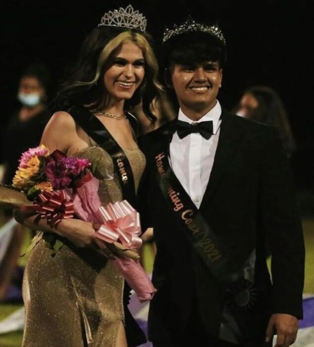 Chica trans presumiendo su corona de reina del baile