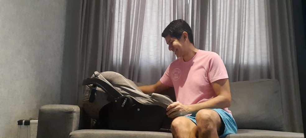 Hombre junto a su bebé