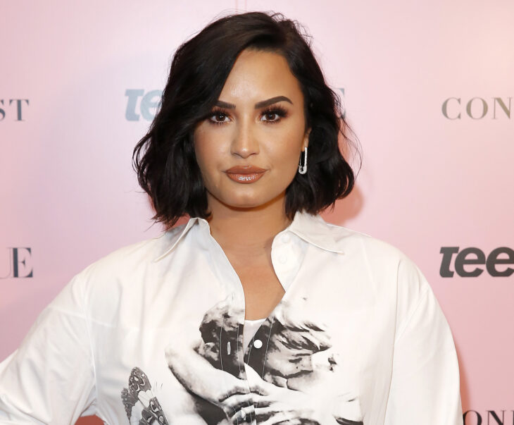 Demi Lovato posando para una revista