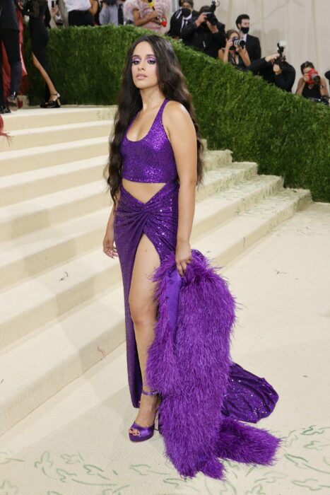 Camila Cabello posando en la Met Gala con un vestido de color morado