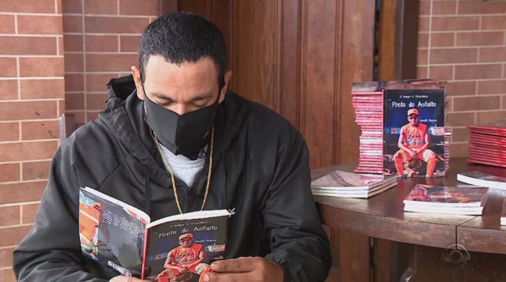 Hombre leyendo; Recolector de basura recupera libros y crea una biblioteca