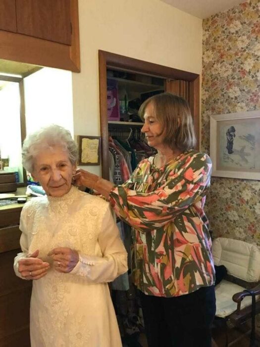 Abuelitos celebran 77 años de casados con una boda