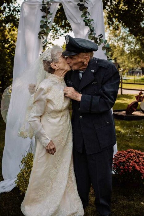 Abuelitos celebran 77 años de casados con una boda