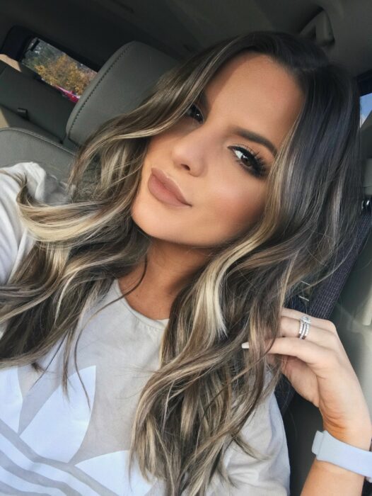 Chica con el cabello teñido en dos tonos
