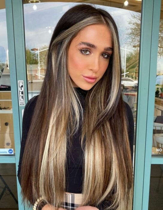 Chica con el cabello teñido en dos tonos