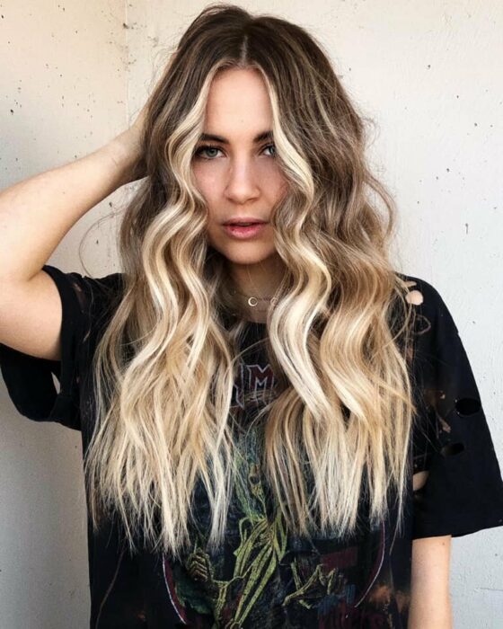 Chica con el cabello teñido en dos tonos