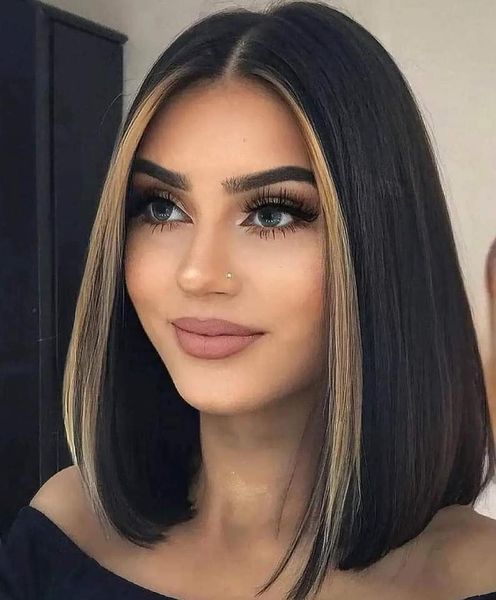 Chica con el cabello teñido en dos tonos