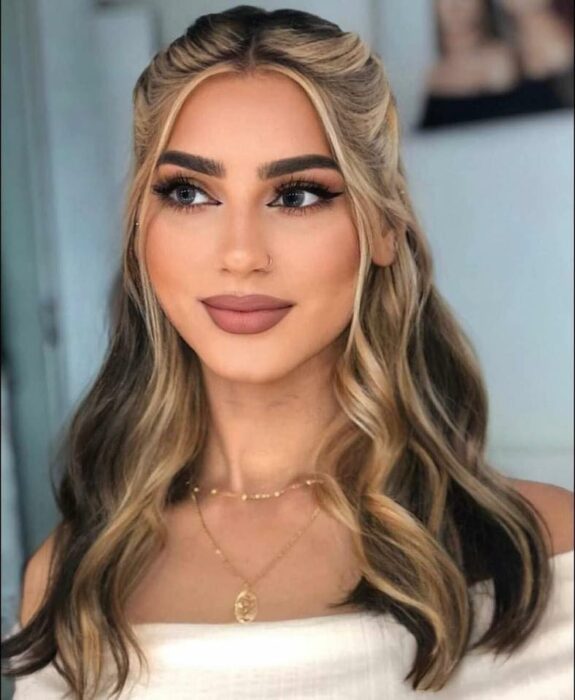 Chica con el cabello teñido en dos tonos