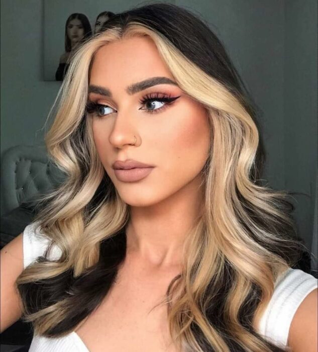 Chica con el cabello teñido en dos tonos