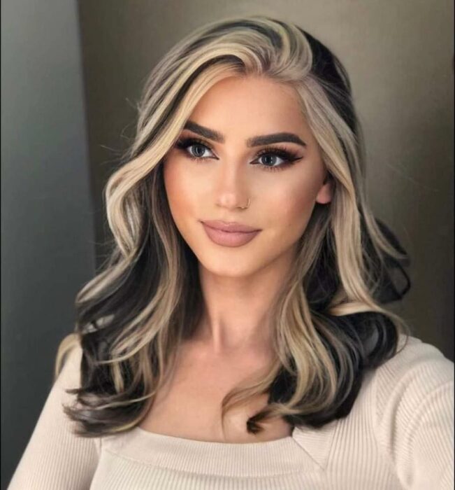 Chica con el cabello teñido en dos tonos