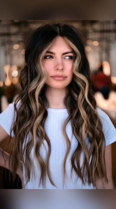 Chica con el cabello teñido en dos tonos