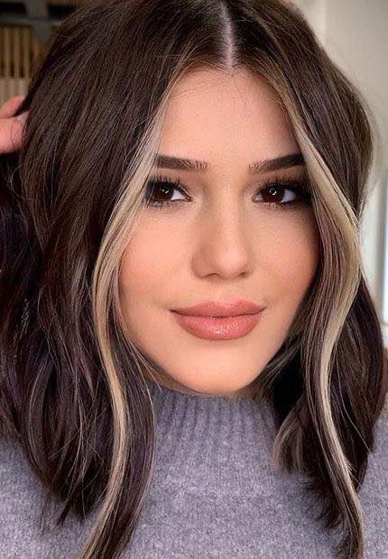 Chica con el cabello teñido en dos tonos