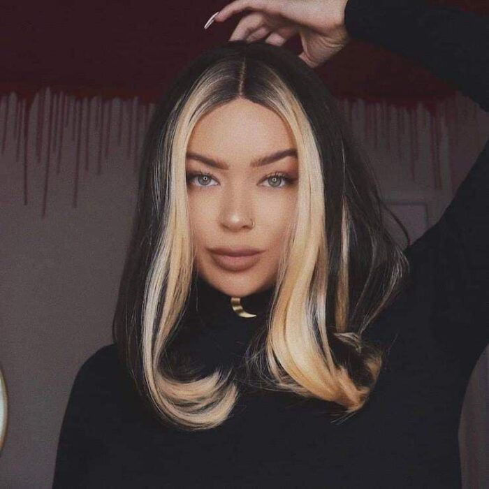 Chica con el cabello teñido en dos tonos