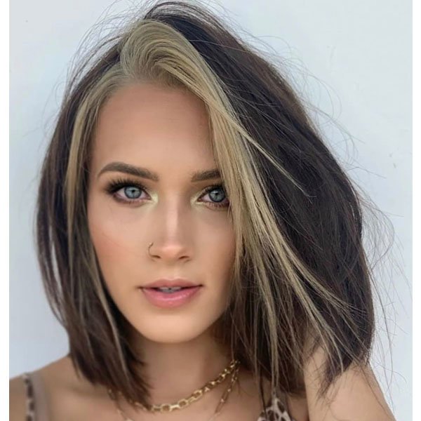 Chica con el cabello teñido en dos tonos
