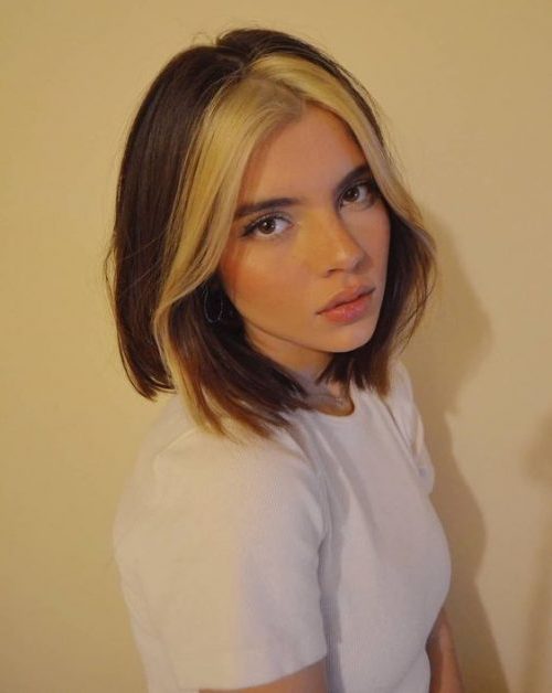 Chica con el cabello teñido en dos tonos