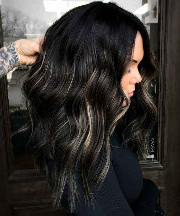 Chica con el cabello teñido en dos tonos