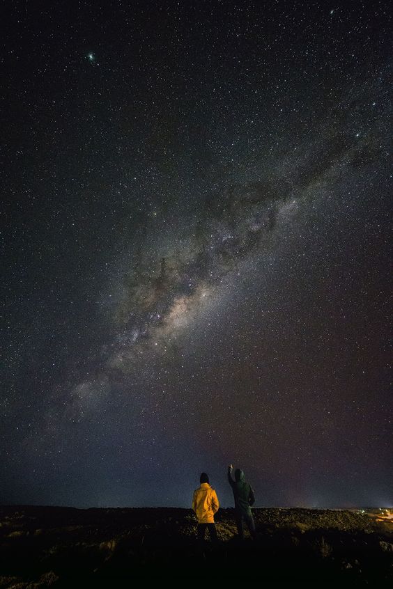 Amigos mirando el cielo nocturno; Prepárate porque habrá lluvia de estrellas dracónidas y Luna nueva