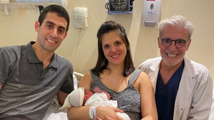 Mujer tuvo dos hijos con el método tres padres