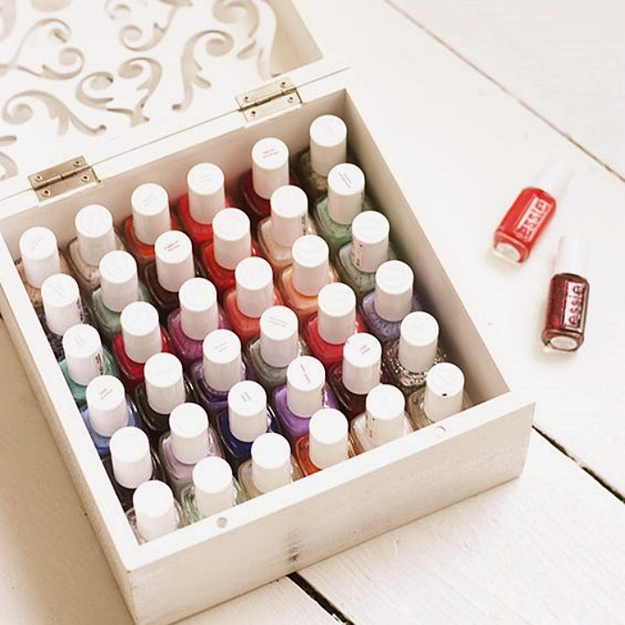 organizadores de esmaltes de acrílico, cajitas de madera blancas, frascos de vidrio, repisas, cajas de vidrio cortado, cajones con organizadores en secciones
