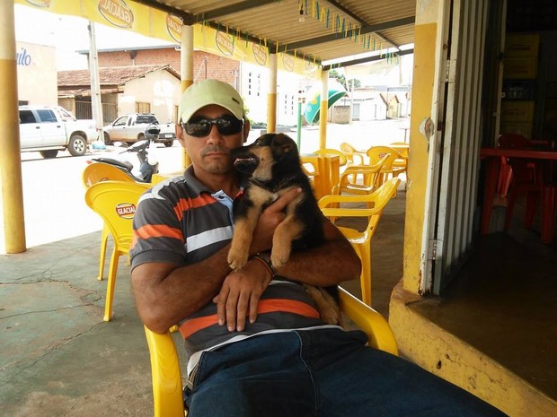 Hombre acariciando a su perro