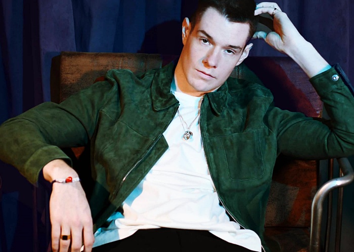Connor Swindells es Adam Groff