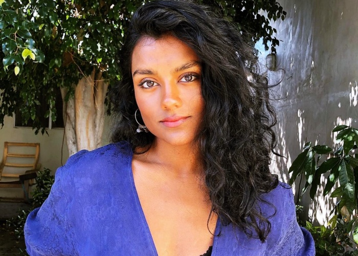 Simone Ashley es Olivia Hanan
