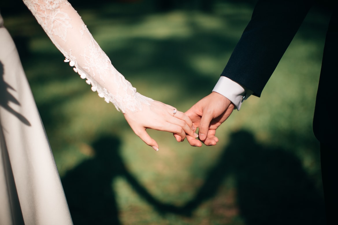 Novios tomados de la mano; Fotógrafa borra todas las fotos de una boda porque le negaron agua y comida