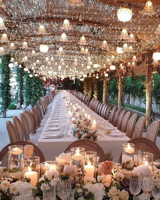Decoración de boda con luces en jardín