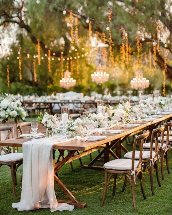 Decoración de boda con luces en jardín