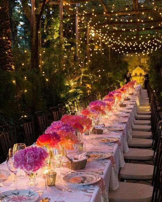 Decoración de boda con luces en jardín