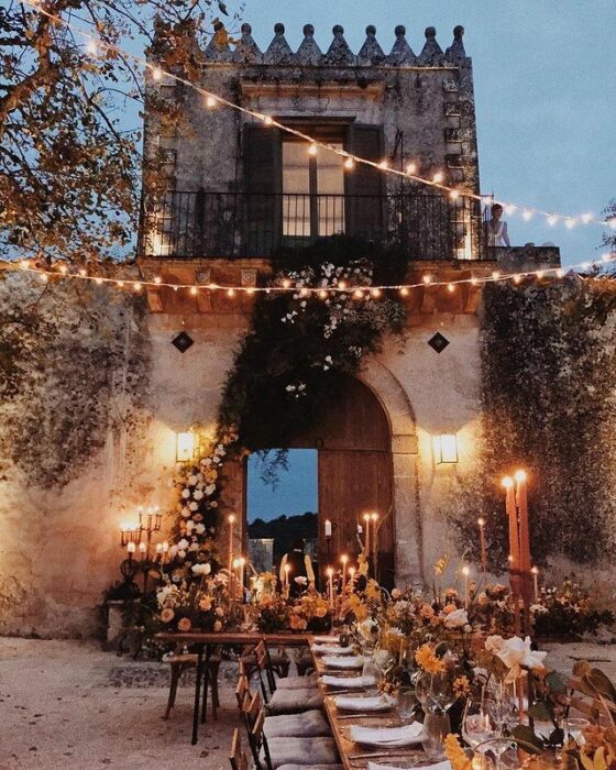 Decoración de boda con luces en jardín