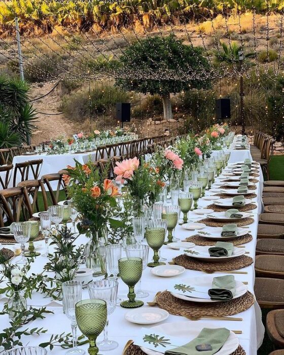 Decoración de boda con luces en jardín