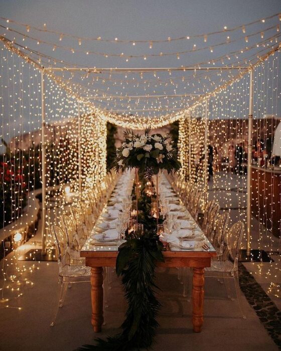 Decoración de boda con luces en jardín