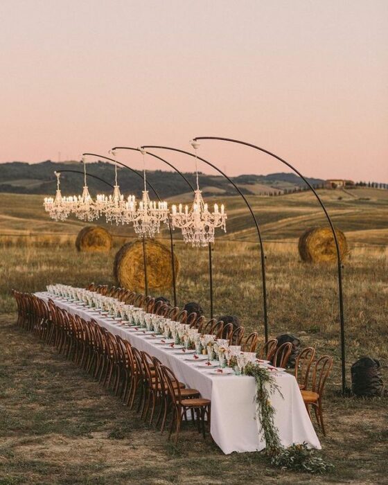 Decoración de boda con luces en jardín