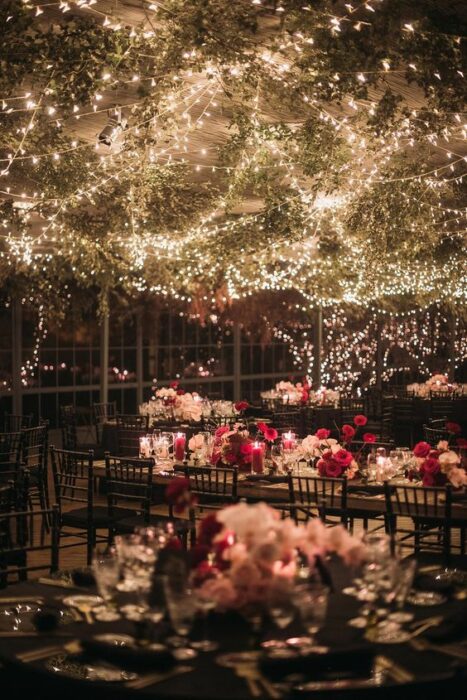 Decoración de boda con luces en jardín